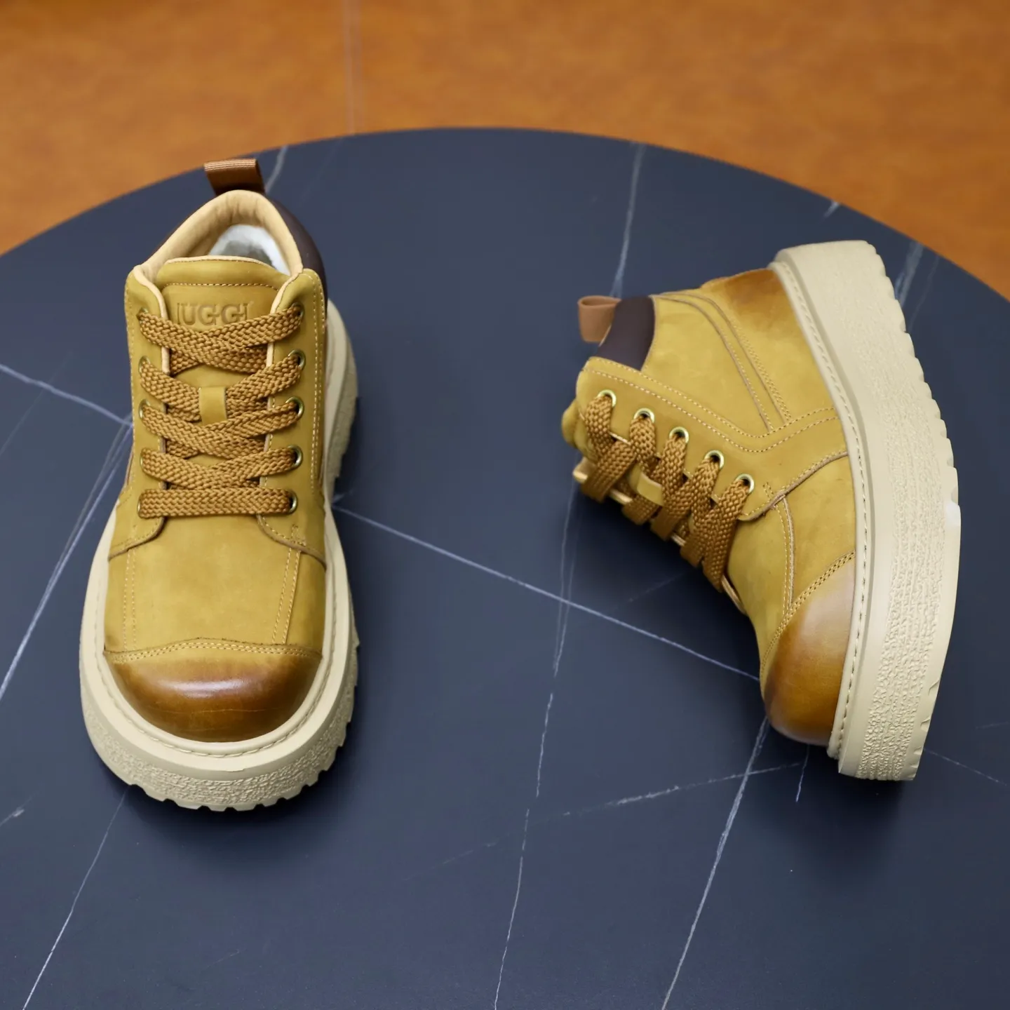 Ex-factory price: 680💰Thick wool imported from Australia Brand: UGG genuine purchase Size: 39-44 Grade: Official website 1:1 Material: First layer of genuine leather waterproof and antifreeze upper Real wool lining Original non-slip soft wear-resistant outsole Style category: Men's casual shoes Trendy style Comfortable on the feet Color: Official website color synchronization